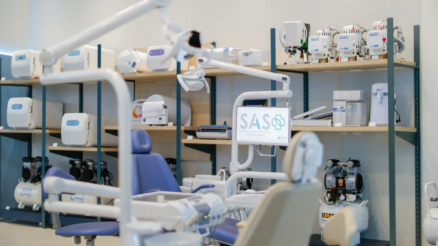Showroom completo da SAS Equipamentos, com linha de cadeiras e equipamentos em exposição
