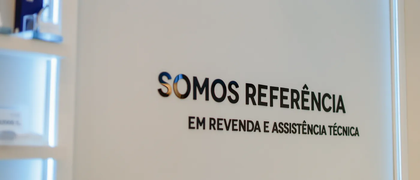 Parede do showroom da SAS Equipamentos com o texto 'Somos referência em revenda e assistência técnica'